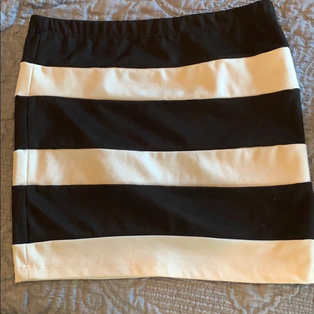 Black and white strip mini skirt - Picture 2 of 2